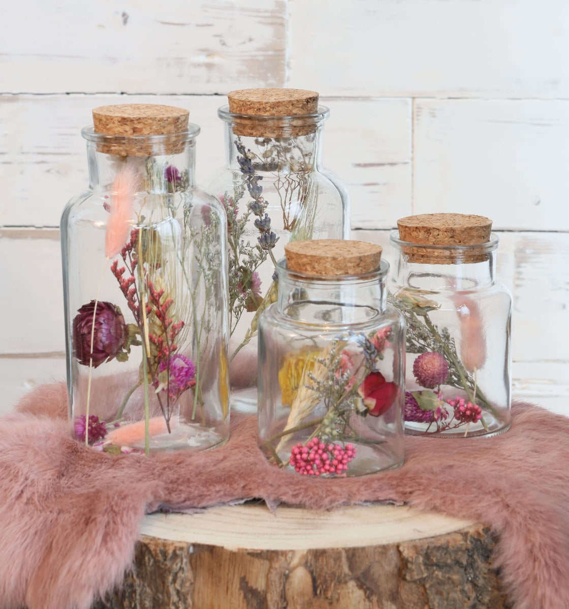 Glazen medicijnfles met 2 diverse droogbloemen Ø8cm (12 st.) [IFS-29395]