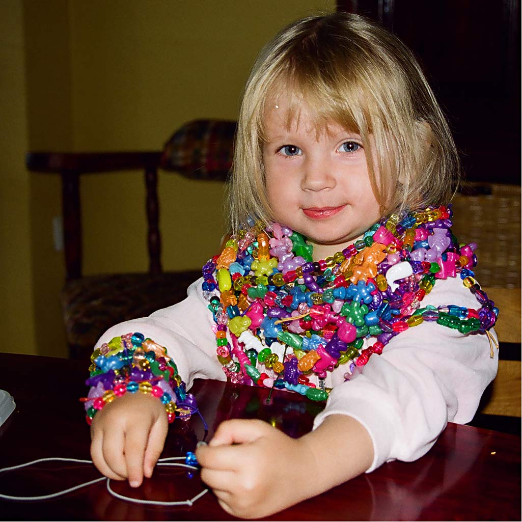 Emmer met plastic kralen, afm 6-20 mm, gatgrootte 1,5-6 mm, ca. 8100 stuk, 3000 gr, 5700 ml/ 1 emmer [HOB-61805]